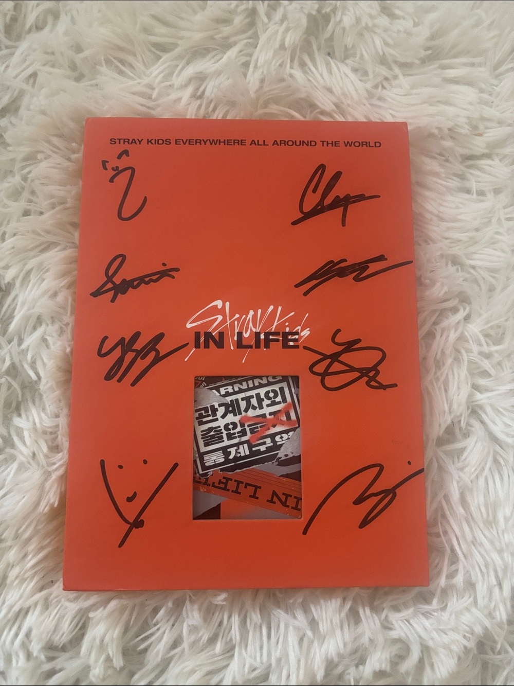 SIGNED stray kids’ album with photocards